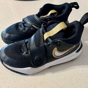 Nike Team Hustle D11 Basketball Shoe